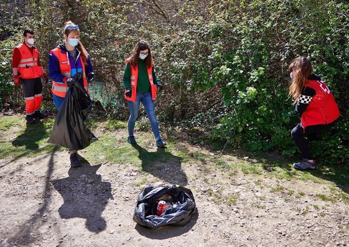 Voluntarios de Cruz Roja participan en una iniciativa de recogida de residuos en entornos naturales