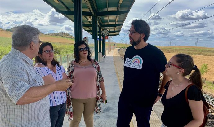 Mario Perea en el apeadero de Camas