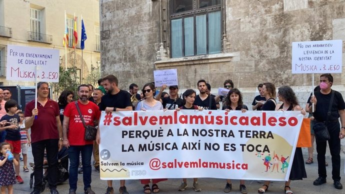 La Plataforma Salvem la Música ha organizado una concentración y concierto reivindicativo frente al Palau de la Generalitat
