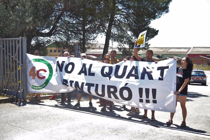 Protesta contra el proyecto de la B-40 en el Valls, el llamado Quart Cinturó, con miembros de la CUP, en Terrassa (Barcelona).