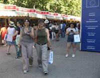 Las casetas de la Feria del Libro adelantarán el cierre dos horas y media por la alerta de calor