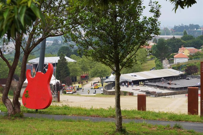 Vista general del escenario principal del festival O Son do Camiño tras haber sido derrumbado, en Monte do Gozo, a 10 de junio de 2022, en Monte do Gozo, Santiago de Compostela, A Coruña, Galicia, (España). La estructura metálica de uno de los laterales