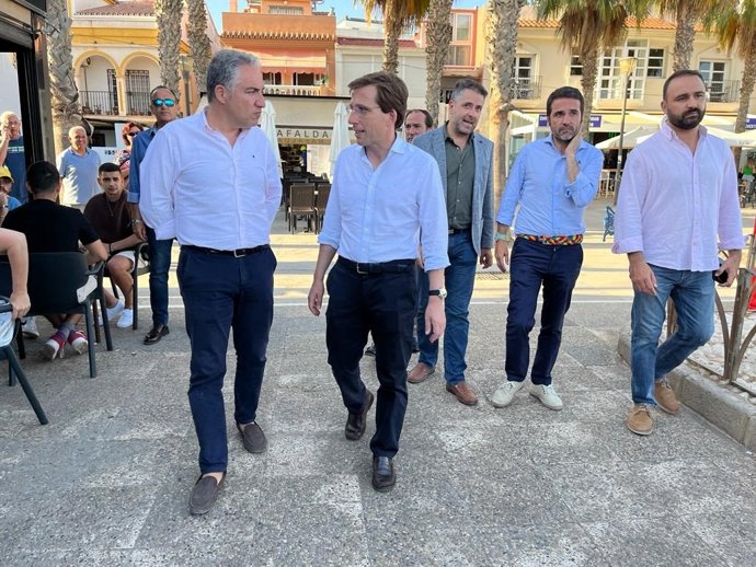 El alcalde de Madrid, José Luis Martínez-Almeida, y el candidato por el PP de Málaga al Parlamento andaluz y presidente provincial, Elías Bendodo.