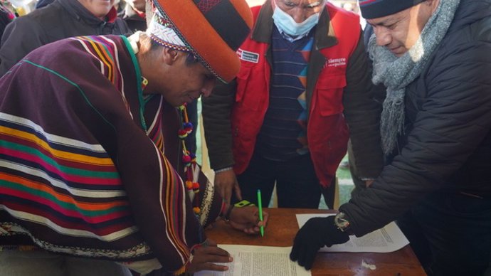 Mineros firman un acuerdo con el Ejecutivo peruano