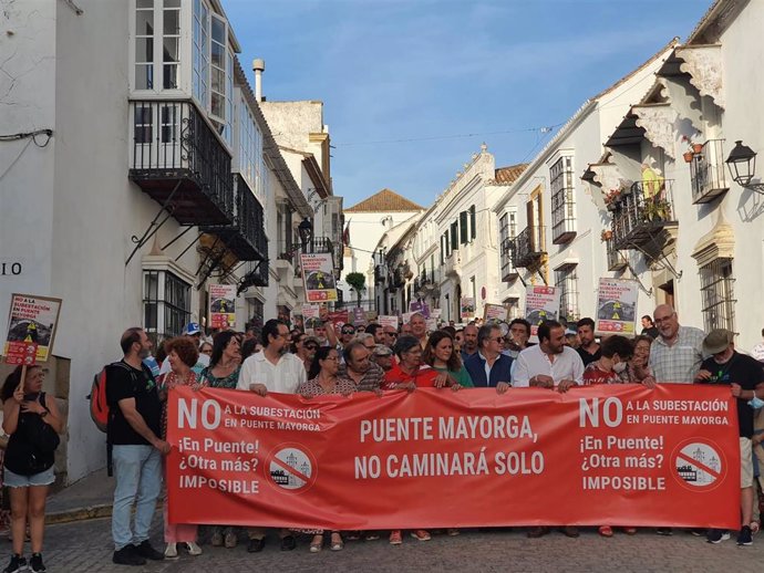 Cientos de personas se manifiestan este viernes contra la subestación de Puente Mayorga en San Roque