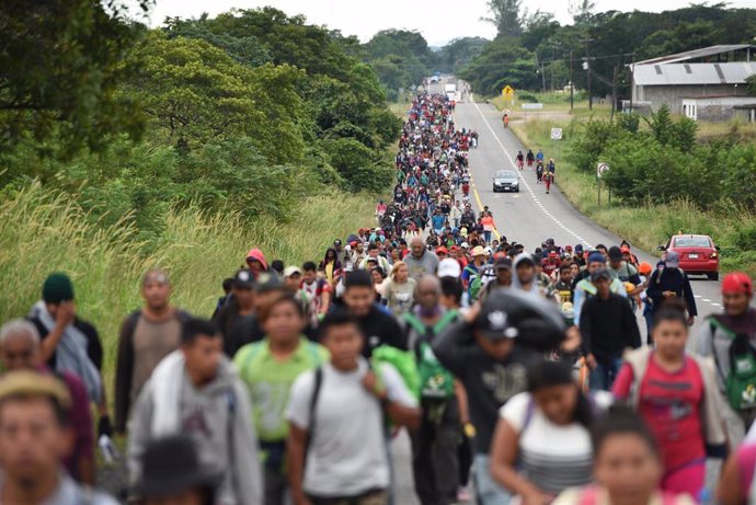 Archivo - Una caravana migrante