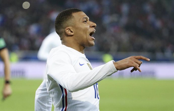 Archivo - Kylian Mbappé celebra un gol con la selección francesa