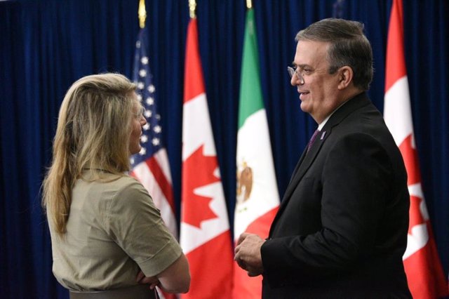 El ministro de Exteriores de México, Marcelo Ebrard Casaubon (d) , y su homóloga canadiense,  Mélanie Joly (i)