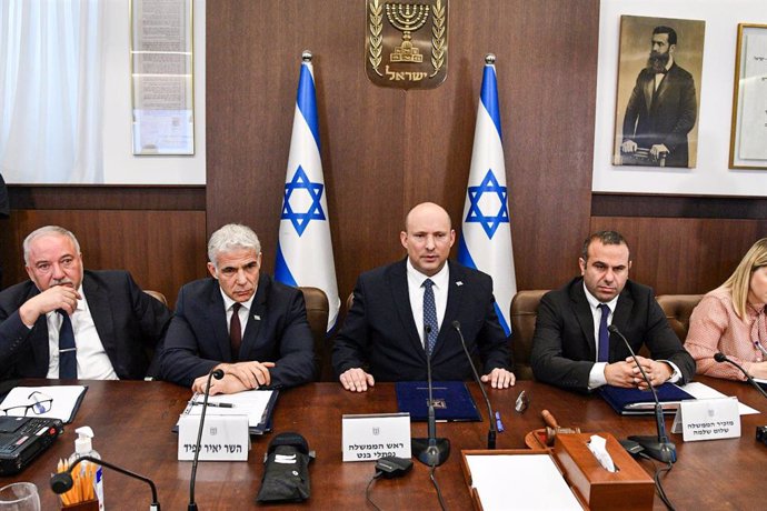 Archivo - Avigdor Lieberman, ministro de Finanzas de Israel, Yair Lapid, responsable de Exteriores, y Naftali Bennett, primer ministro, en una reunión del Gobierno