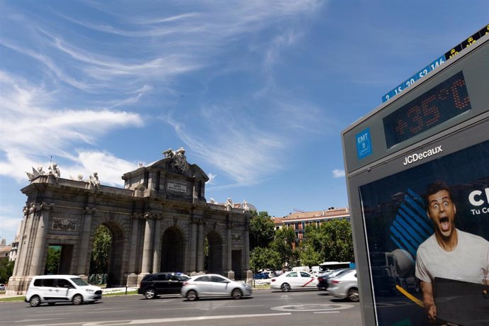 Un termómetro de una marquesina de la EMT marca 35 C durante una nueva ola de calor, en la Puerta de Alcalá, a 10 de junio de 2022, en Madrid (España). Durante esta nueva ola de calor, que durará desde hoy al menos cinco días, los termómetros pasarán d