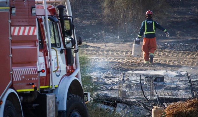 Archivo - Imagen de archivo de bomberos en un incendio.