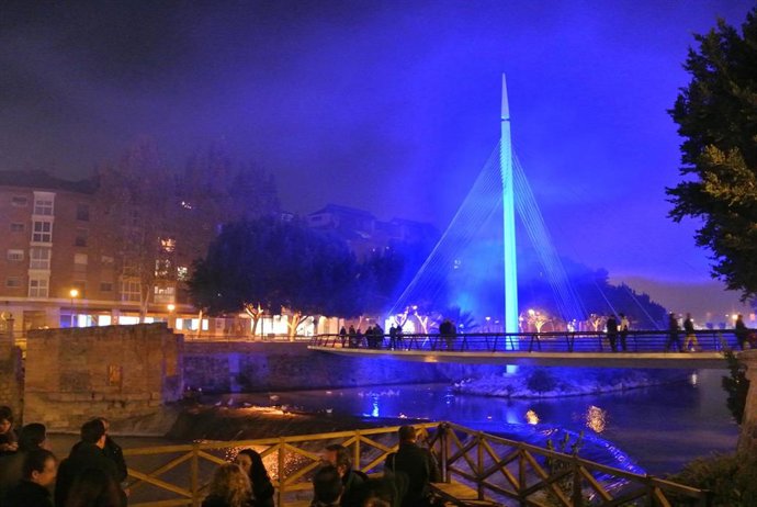 Archivo - La pasarela Manterola iluminada