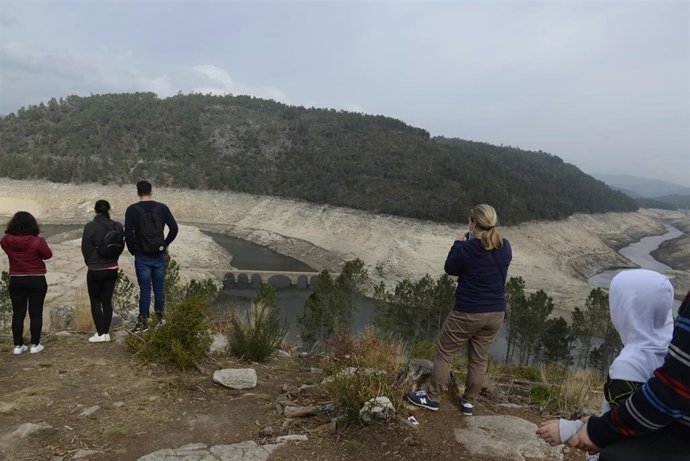 Archivo - Situación del embalse de Lindoso (Ourense), con las ruinas de la aldea de Aceredo al descubierto, en febrero pasado, debido al bajo nivel del agua.