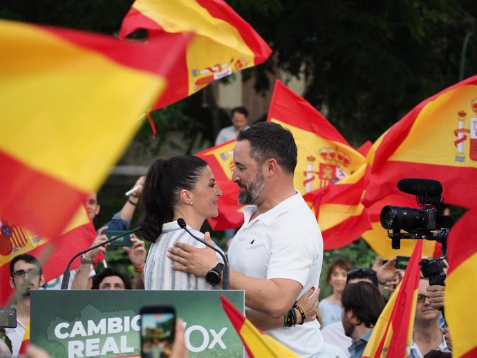 La candidata a la Presidencia de la Junta de Vox, Macarena Olona, y el presidente de Vox, Santiago Abascal, en el mitin de este viernes en Jaén.