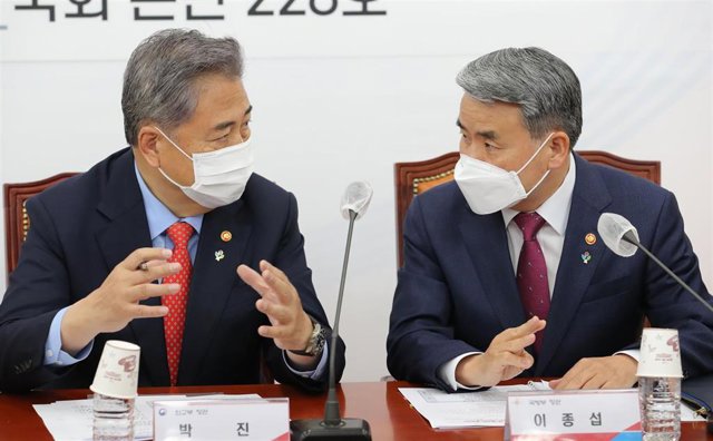 Seúl contempla la imposición de sanciones unilaterales a Corea del Norte en caso de ensayo nuclear El ministro de Exteriores surcoreano, Park Jin, a la izquierda