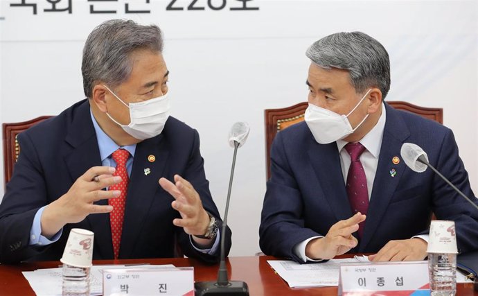 El ministro de Exteriores surcoreano, Park Jin, a la izquierda 