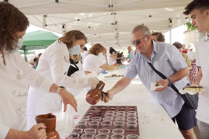 Cuca Gamarra participa en el reparto del pez, pan y vino en Logroño; "Vivir esta tradición como cofrade es fantástico"