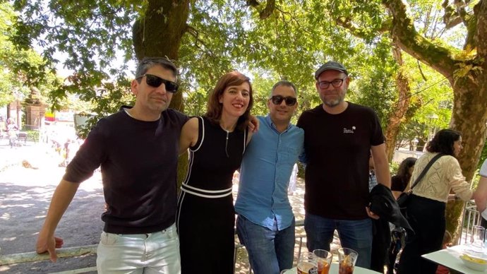 Foto da Ascensión, cos ex alcaldes de Ferrol, A Coruña e Santiago --Jorge Suárez, Xulio Ferreiro e Martiño Noriega--, xunto á actual portavoz de Compostela Aberta, Marta Lois