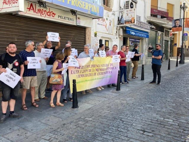 Miembros de la Coordinadora Memorialista de Extremadura se concentran frente a Presidencia en Mérida.