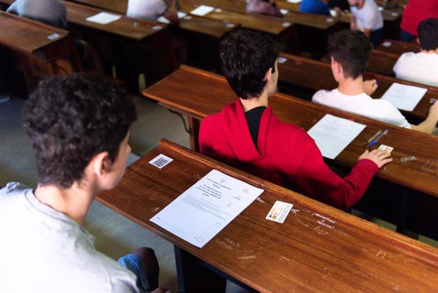 Varios alumnos en un aula realizan la prueba de acceso a la Universidad en una imagen de archivo