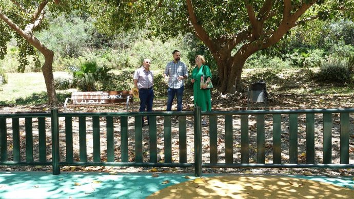 El concejal socialista Mariano Ruiz, junto a vecinos en el parque de San Isidro