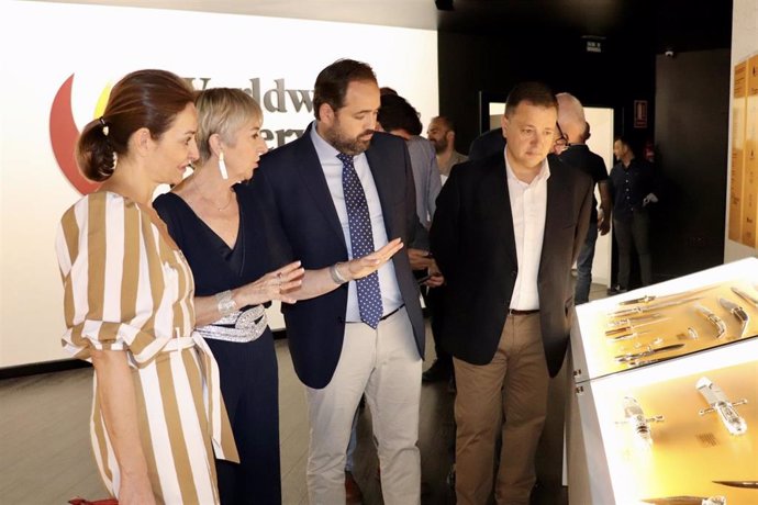 Paco Núñez en la inauguración de la exposición Worldwide Cutlery Collection, en el Museo de la Cuchillería de Albacete.