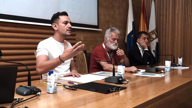 El consejero delegado de Participación Ciudadana y Diversidad, Nauzet Gugliotta, interviene en el encuentro insular de asociaciones vecinales de Tenerife