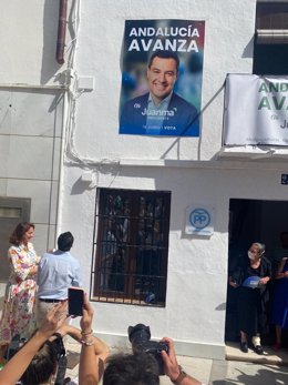 Juanma Moreno, este sábado, en Alhaurín El Grande (Málaga), pueblo de su familia, bajo la mirada de su tía Isabel (d.)