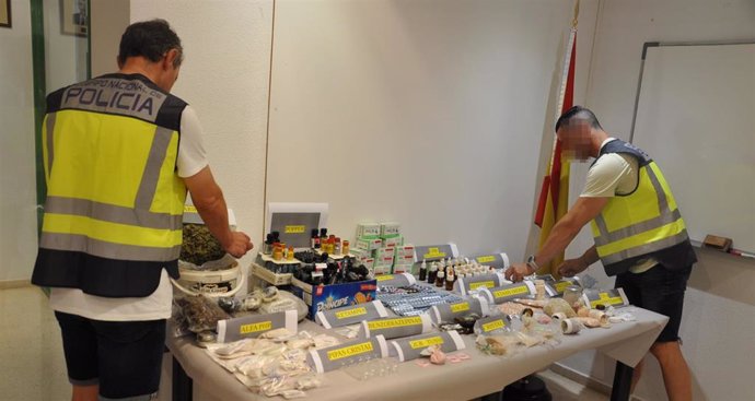 Nota De Prensa Y Fotografía: "La Policía Nacional Detiene A Un Hombre Que Suministraba Droga Desde Un Local De Vending"