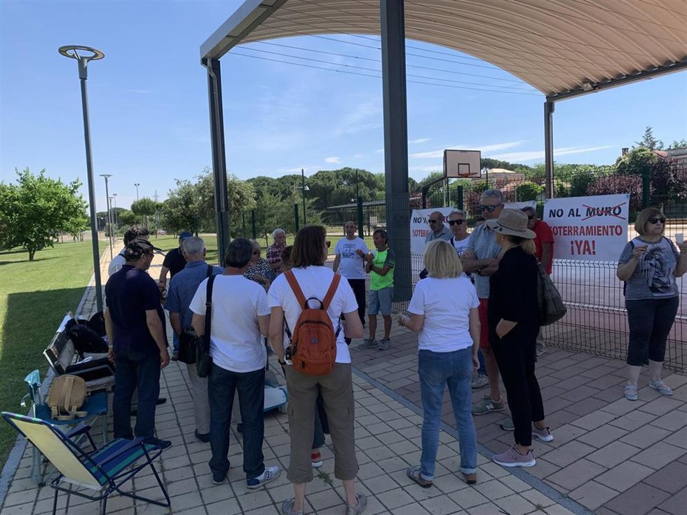 Miembros de la Plataforma por el Soterramiento del Ferrocarril en Valladolid durante su encuentro este sábado en el Pinar de Antequera