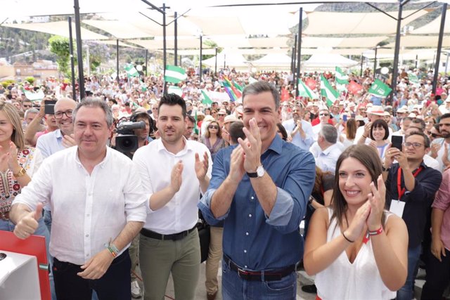 El secretario general del PSOE y presidente del Gobierno, Pedro Sánchez junto a el candidato a la Presidencia de la Junta, Juan Espadas en el acto electoral de campaña para los comicios autonómicos del próximo día 19 a 11 de junio del 2022 en Cártamar  (M