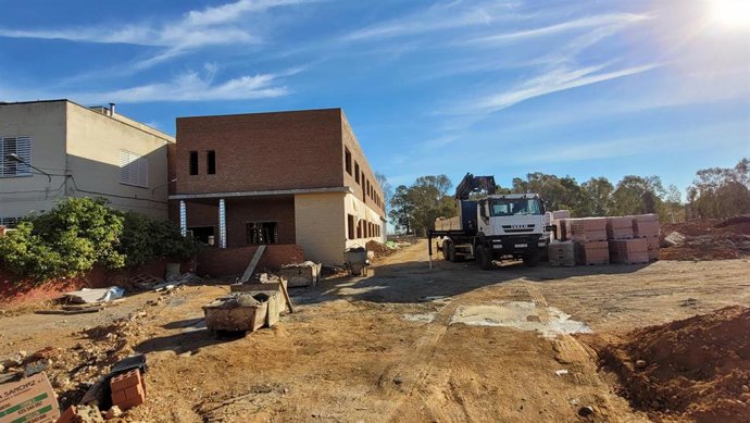 Archivo - Imagen de archivo de obras en el IES Alto Conquero de Huelva.