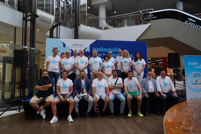 Autoridades civiles y políticas que han participado este sábado en la Marcha Solidaria por la Diabetes en Valladolid organizada por Adiva y el centro comercial Vallsur