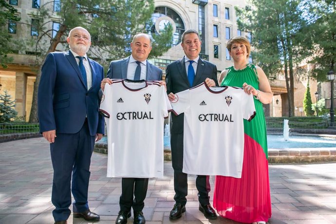 Emiliano García Page hace o su visible su apoyo al Albacete Balompié mostrando su camiseta oficial.