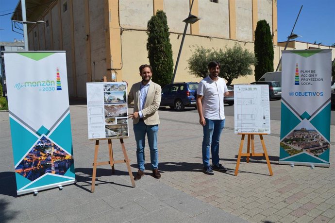 El alcalde de Monzón, Isaac Claver, y el concejal de Ferias, Miguel Hernández, presenta el proyecto de rehabilitación integral para la Azucarera.