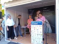 Un homenaje a Almudena Grandes pone el broche a la Feria del Libro con muchos de sus lectores recordando sus obras