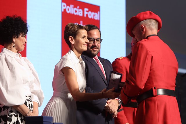 La presidenta del Gobierno de Navarra, María Chivte, entrega una distinción en el acto del Día de la Policía Foral