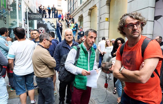 Imagen de archivo. Trabajadores del sector del  metal y miembros de los sindicatos en los aledaños del ORECLA durante las negociaciones para intentar poner fin a la huelga