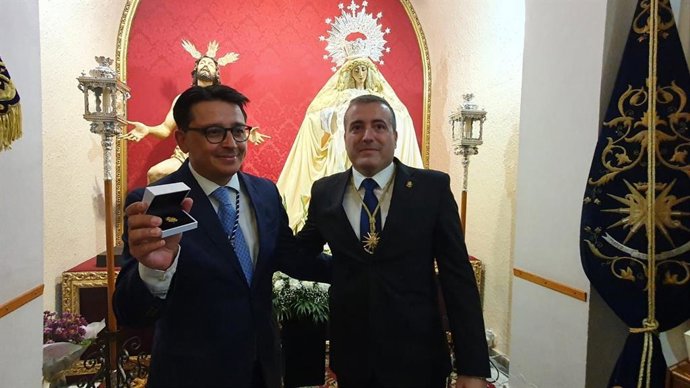 El diputado de Cultura y Cine, Manuel Guzmán, entrega su medalla de la Diputación de Almería a la Hermandad de Jesús de las Penas y María Santísima de la Estrella.