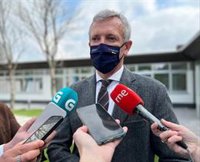 Alfonso Rueda apunta a "un golpe de viento" como posible causa del derrumbe del escenario de O Son do Camiño