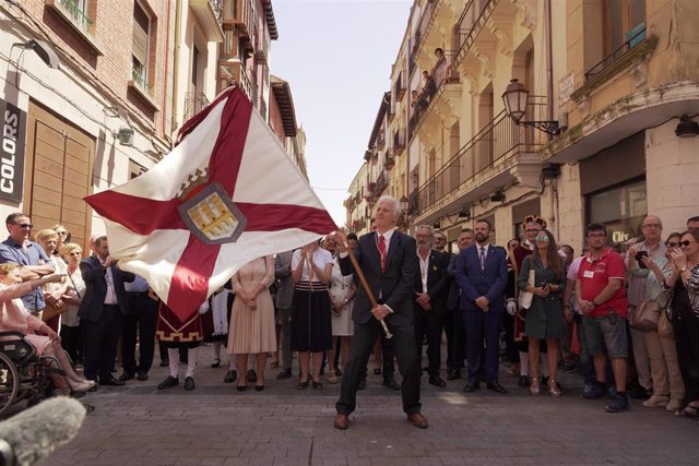 El alcalde de Logroño, Pablo Hermoso de Mendoza, durante los 'banderazos' de San Bernabé 2022