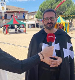 El secretario de Organización del PSOE de Castilla-La Mancha y diputado nacional, Sergio Gutiérrez, desde Escalona (Toledo), localidad que celebra durante este fin de semana sus I Jornadas Medievales 'Corte de los Prodigios'.