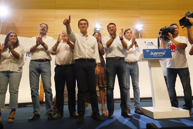 El presidente del PP, Alberto Núñez Feijoó (centro) , en el acto electoral de campaña para los comicios autonómicos en Córdoba.