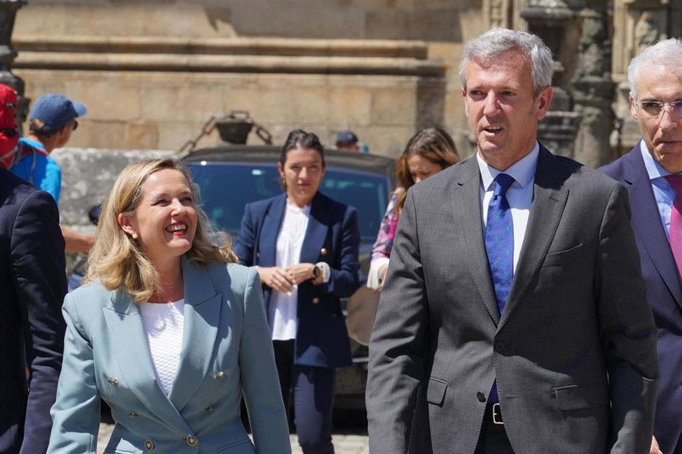 La vicepresidenta primera y ministra de Asuntos Económicos del Gobierno central, Nadia Calviño, con el presidente de la Xunta de Galicia, Alfonso Rueda, a 10 de junio de 2022, en Santiago, A Coruña (España). El presidente de la Xunta de Galicia, se ha r