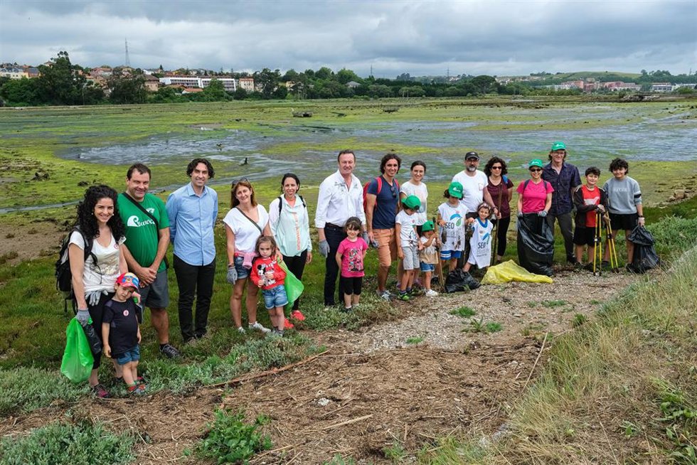 Voluntarios Participantes En La Jornada De Recogida De Residuos Celebrada En Las Marismas Negras De Astillero, Además De En Otros 12 Puntos De Cantabria, Dentro De La Campaña '1M2 Contra La Basuraleza', De SEO/Birdlife Y Ecoembes