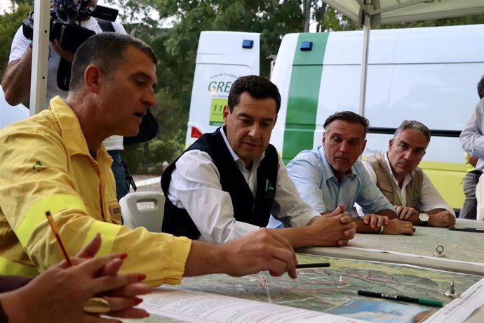 Imagen de archivo del presidente de la Junta de Andalucía, Juanma Moreno, en el PMA instalado por el incendio en Pujerra