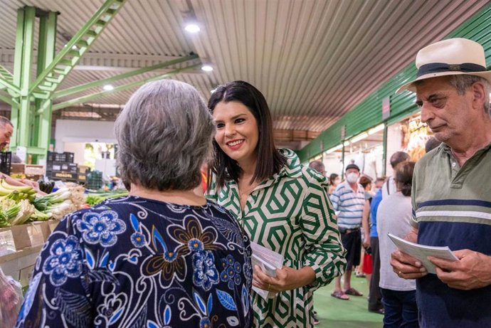 Lla candidata del PSOE de Almería al Parlamento de Andalucía Noemí Cruz,  en un reparto de material informativo en el mercado de Los Ángeles de Almería