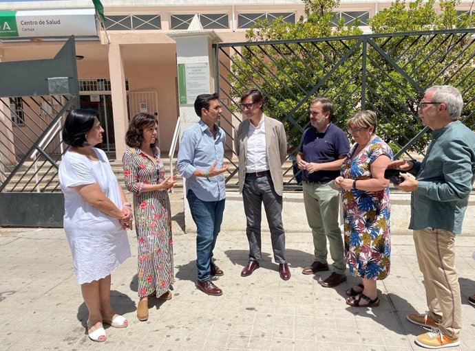 El portavoz del PSC en el Parlamento de Cataluña, Salvador Illa, -en el centro de la imagen- este sábado en Granada, junto al alcalde, Paco Cuenca.