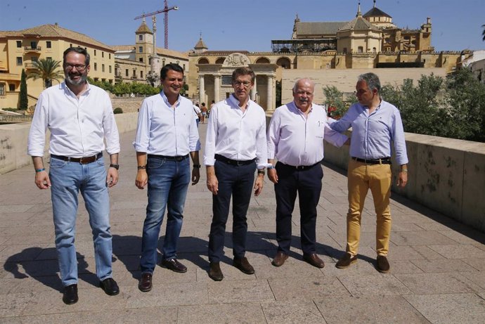 El presidente del PP, Alberto Núñez Feijoó (centro), junto al candidato número uno por Córdoba, Jesús Aguirre (segundo por la dcha.).