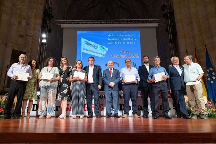 Fernández Vara junto a los premiados en el Día Mundial del Donante de Sangre.